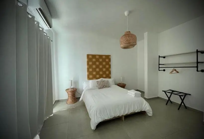 اتاق استاندارد چهارنفره با بالکن, 1 Corcega Beachfront Suites