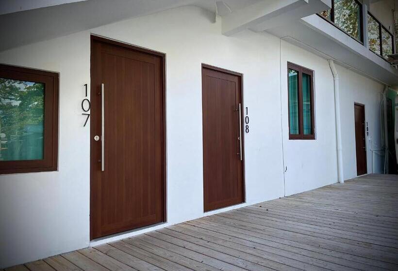 Studio Deluxe, 1 Corcega Beachfront Suites