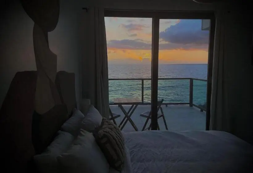 سوییت, 1 Corcega Beachfront Suites