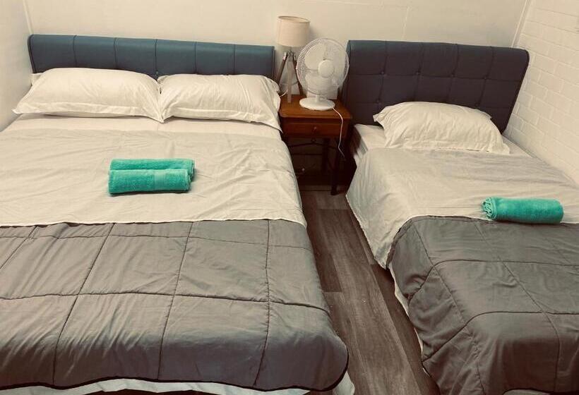 חדר סטנדרט לשלושה עם חדר אמבטיה משוף, Yny Guest House