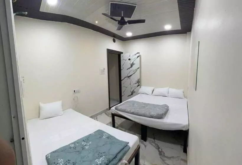 اتاق خانوادگی, Winter Hotel At Ujjain