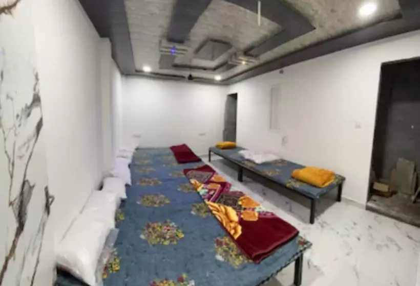 اتاق خانوادگی, Winter Hotel At Ujjain