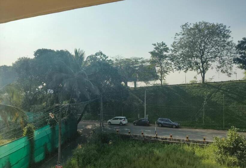 اتاق لوکس خانوادگی, Sancta Maria Airport