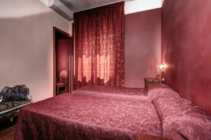 اتاق استاندارد چهار تخته, Imperial Guesthouse