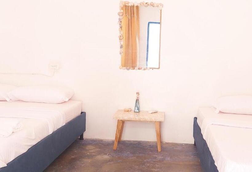 스탠다드 트리픔 룸 공동욕실, La Marina Hostal