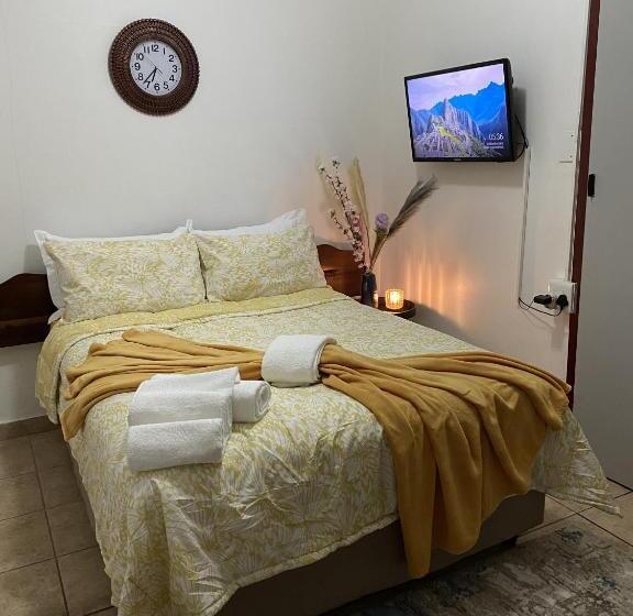 Quarto Economy, Nelsguest