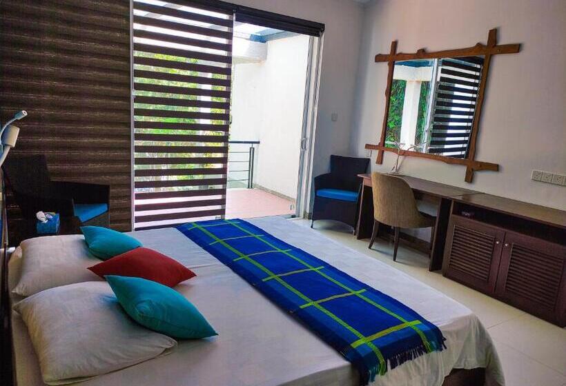 חדר דלוקס עם מרפסת, The Yacht Villa Near Colombo International Airport