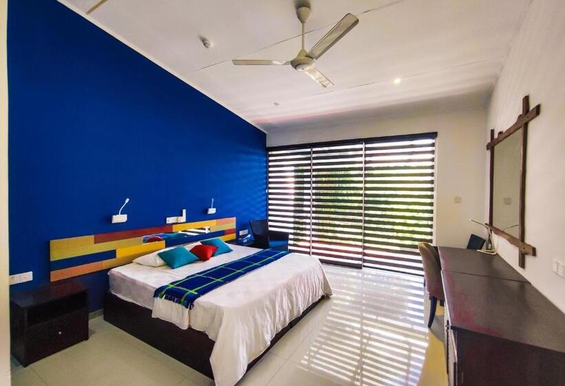 חדר דלוקס עם מרפסת, The Yacht Villa Near Colombo International Airport