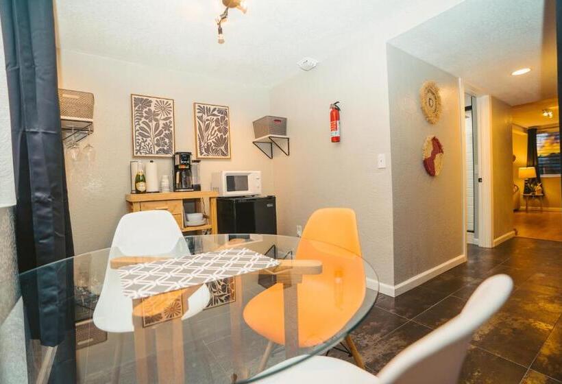 Номер Deluxe, Windsor Retreat Private Basement Suite