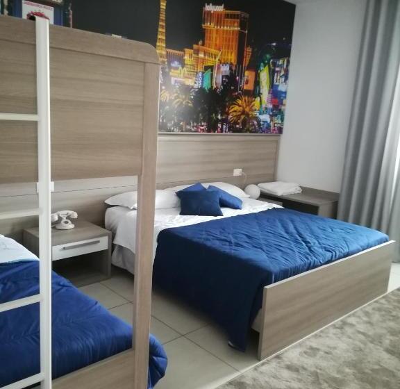 غرفة قياسية رباعية, America