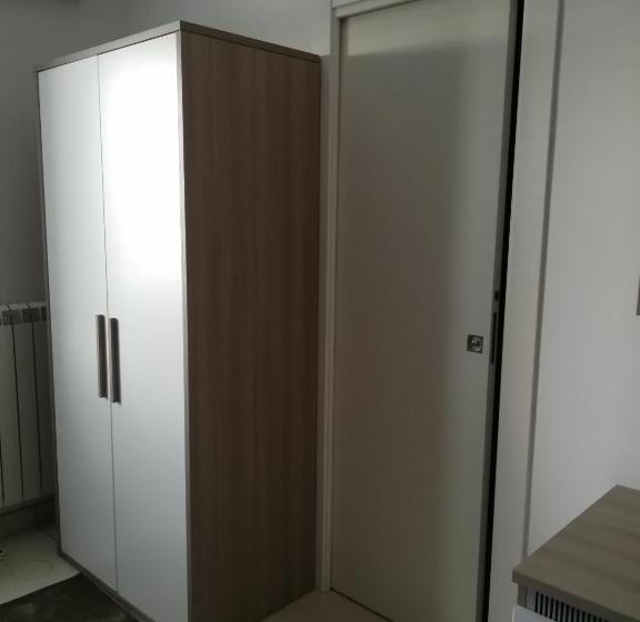 غرفة قياسية رباعية, America