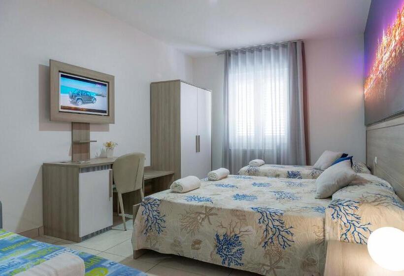 غرفة قياسية رباعية, America