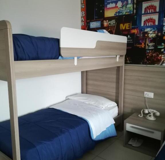 غرفة قياسية رباعية, America