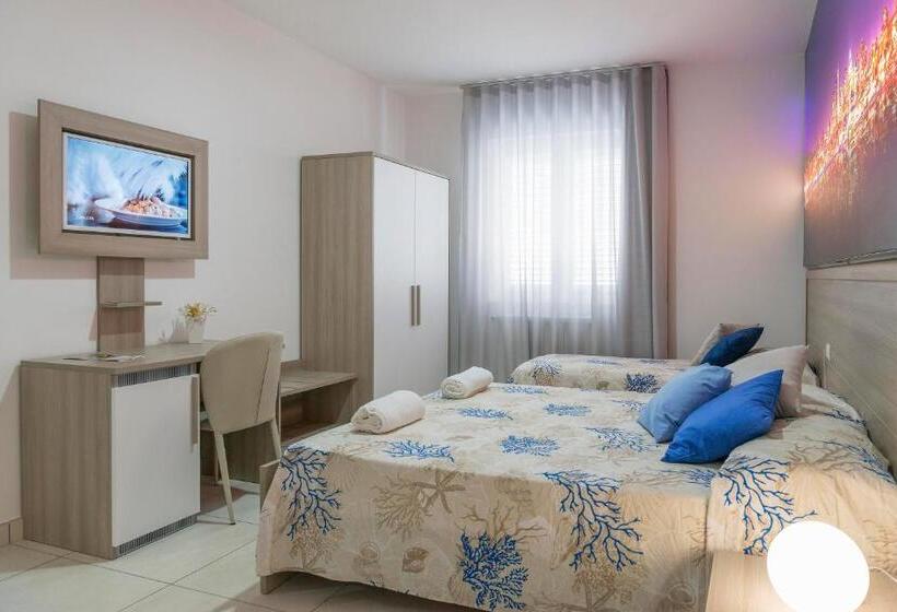 غرفة قياسية رباعية, America