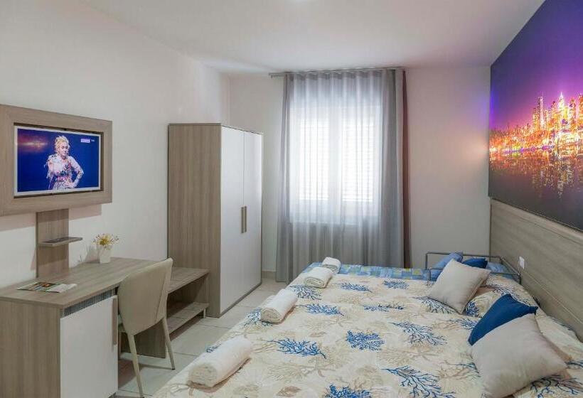 غرفة قياسية رباعية, America