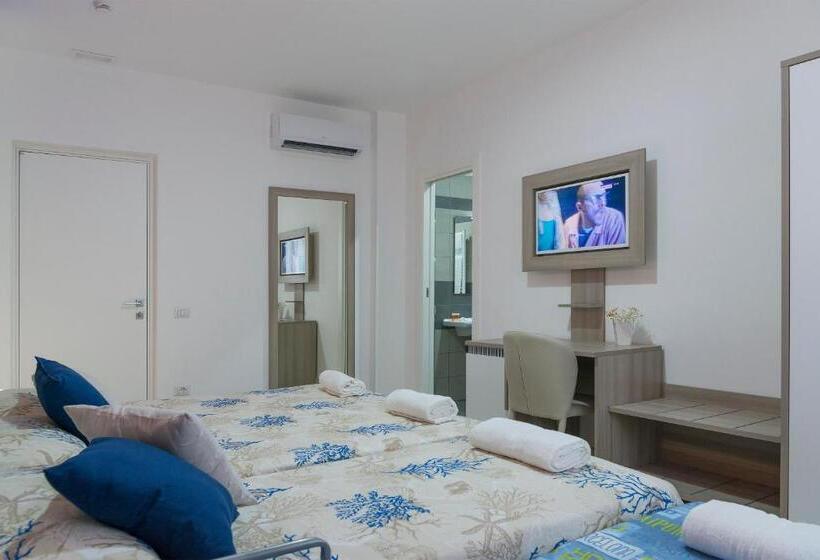 غرفة قياسية رباعية, America