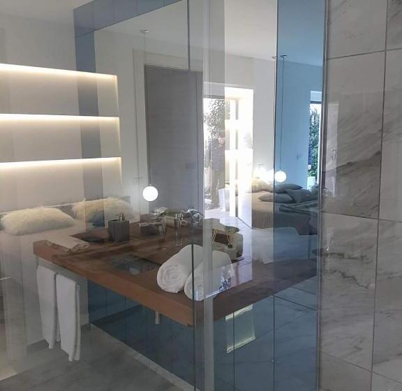 جناح ديلوكس, America