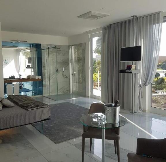 جناح ديلوكس, America