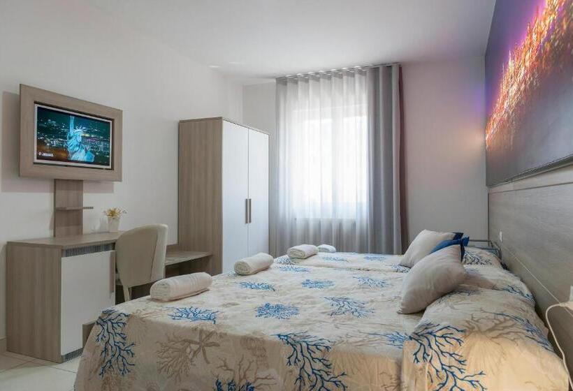 غرفة قياسية رباعية, America