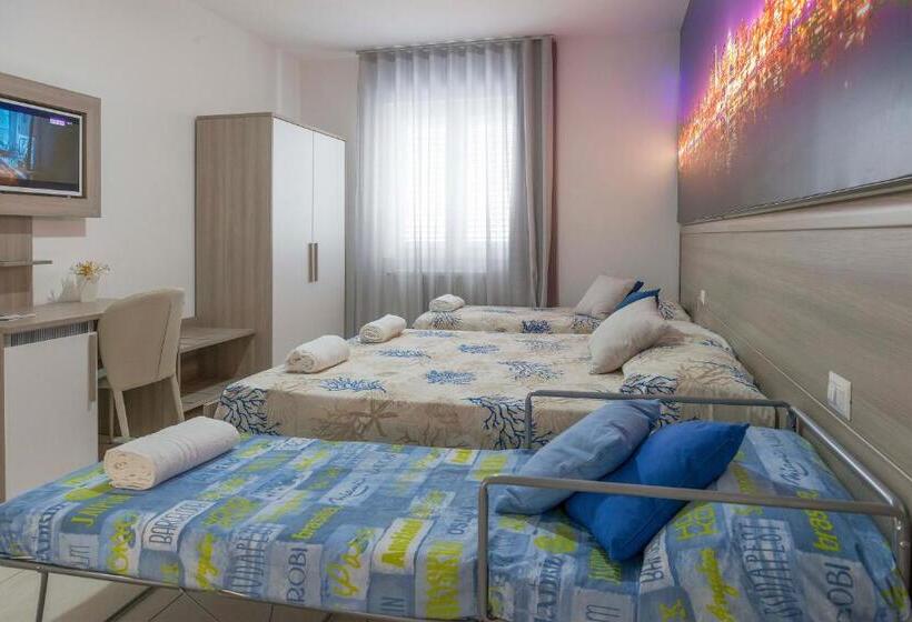 غرفة قياسية رباعية, America