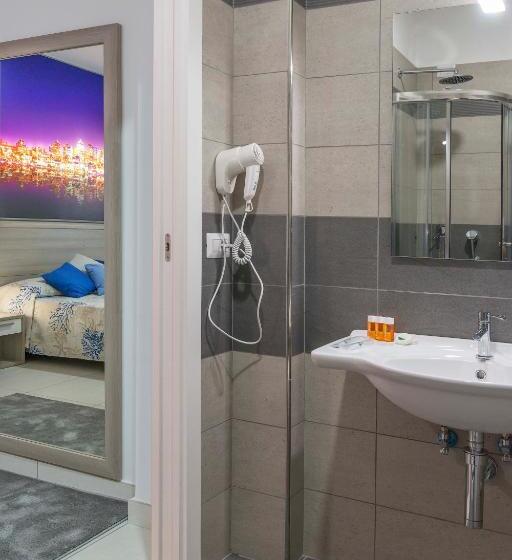 غرفة قياسية رباعية, America