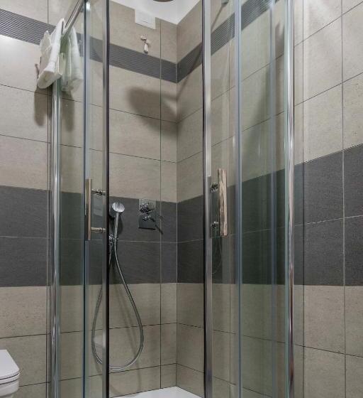 غرفة قياسية رباعية, America