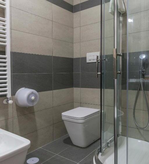 غرفة قياسية رباعية, America