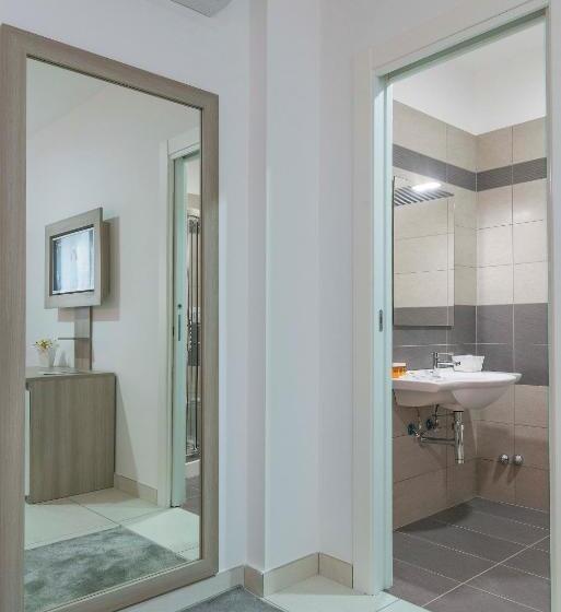 غرفة قياسية رباعية, America