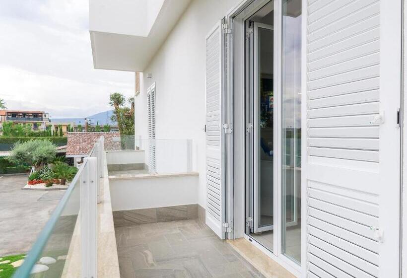 غرفة قياسية رباعية, America