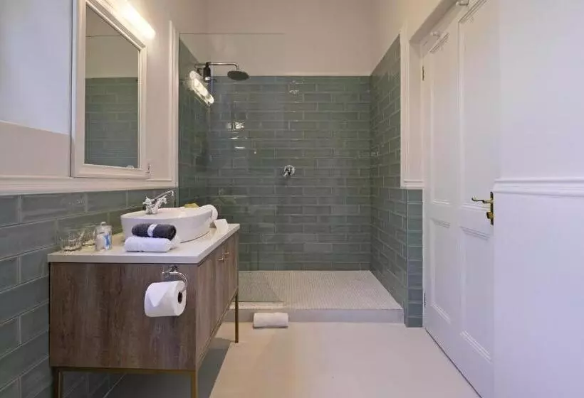 デラックスルーム, Chapter House Boutique Hotel By The Living Journey Collection