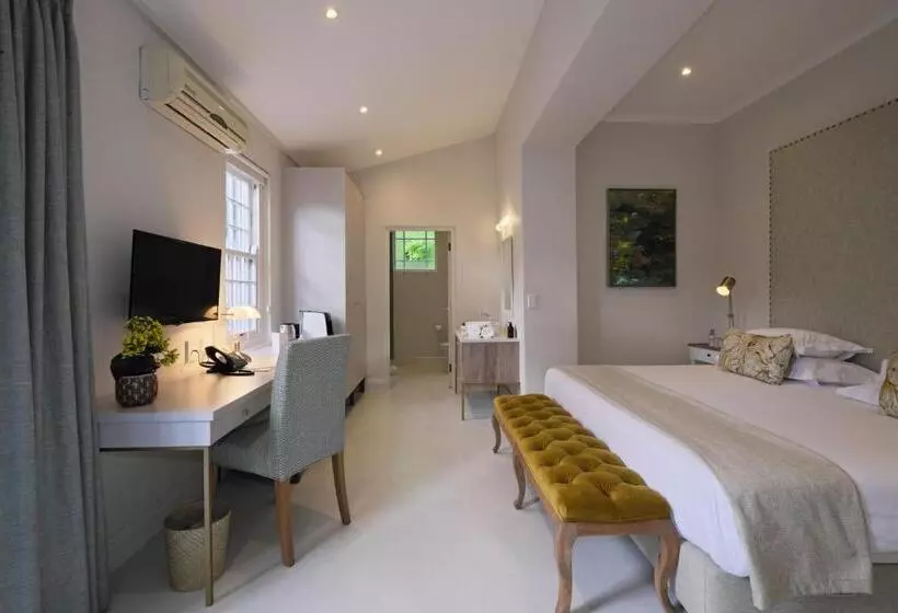 デラックスルーム, Chapter House Boutique Hotel By The Living Journey Collection