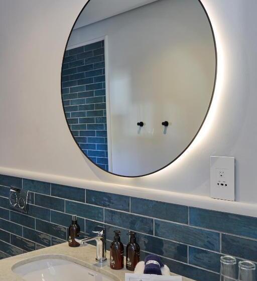 اتاق سوپریور با تخت بزرگ, Chapter House Boutique Hotel By The Living Journey Collection