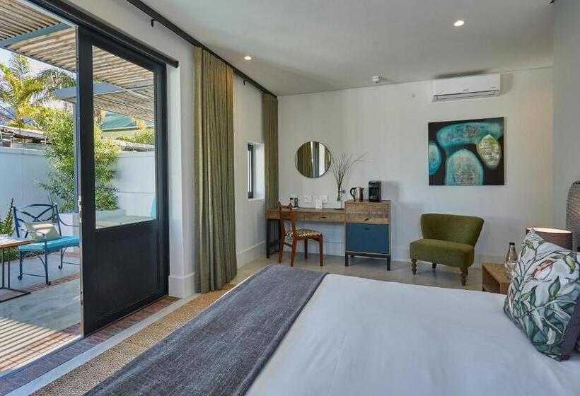 اتاق سوپریور با تخت بزرگ, Chapter House Boutique Hotel By The Living Journey Collection