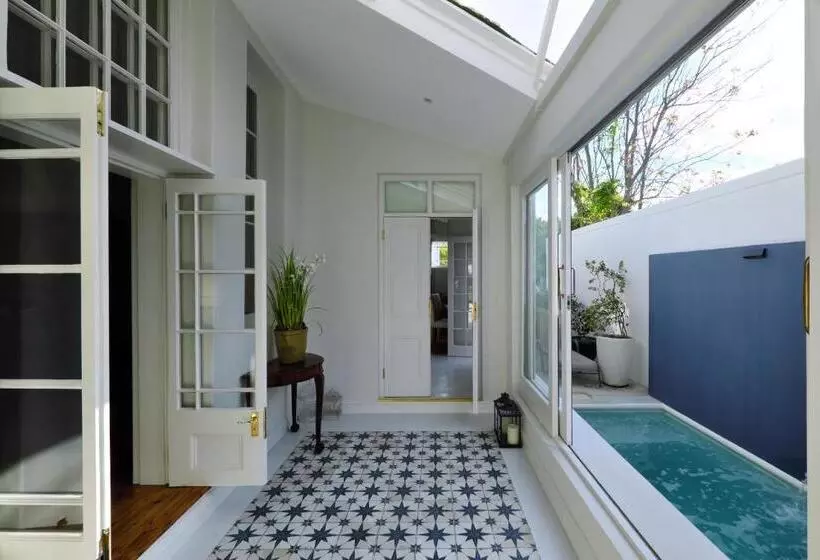 デラックスルーム, Chapter House Boutique Hotel By The Living Journey Collection