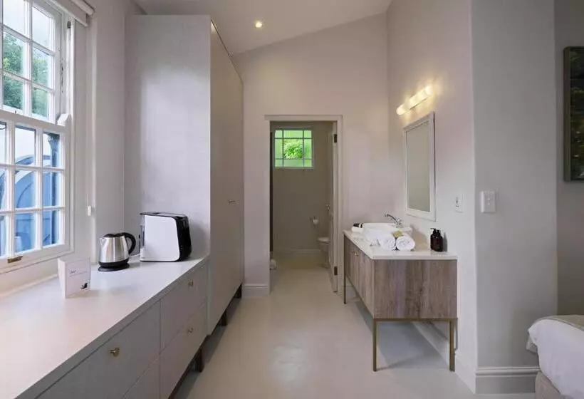デラックスルーム, Chapter House Boutique Hotel By The Living Journey Collection