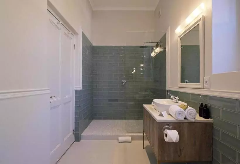 デラックスルーム, Chapter House Boutique Hotel By The Living Journey Collection