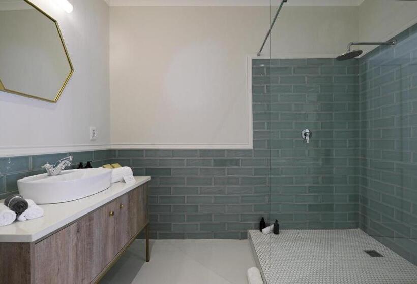 سوییت سوپریور, Chapter House Boutique Hotel By The Living Journey Collection