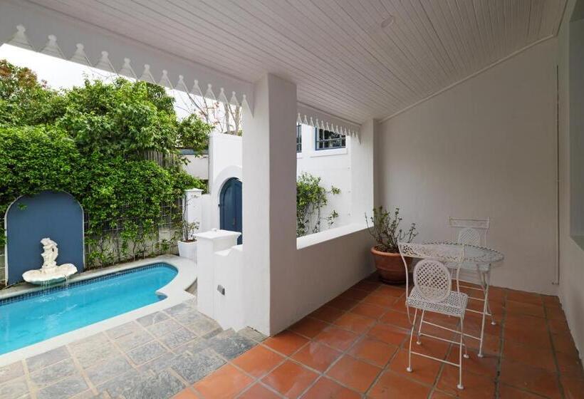 اتاق سوپریور با تخت بزرگ, Chapter House Boutique Hotel By The Living Journey Collection