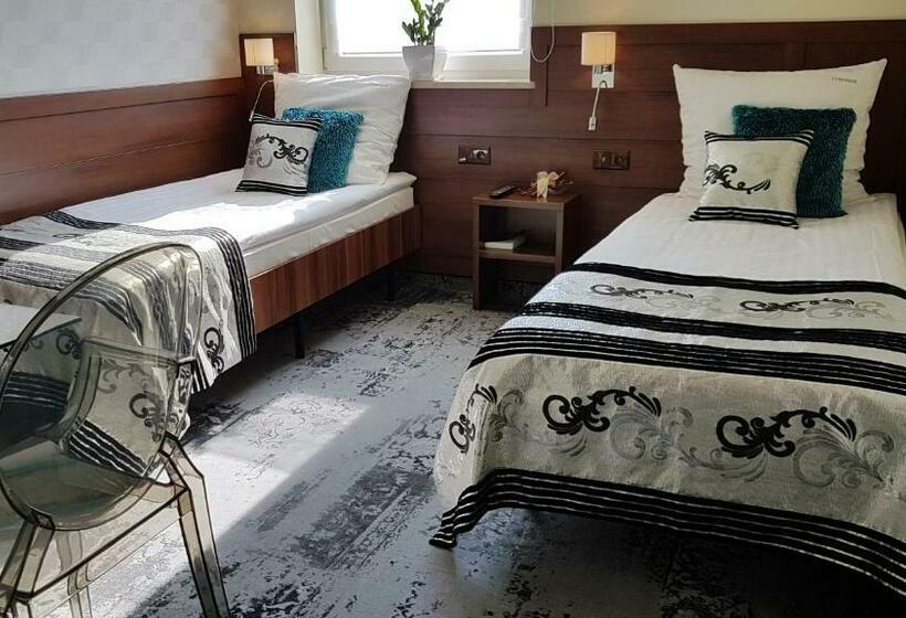 Quarto Estandar, Cynamon