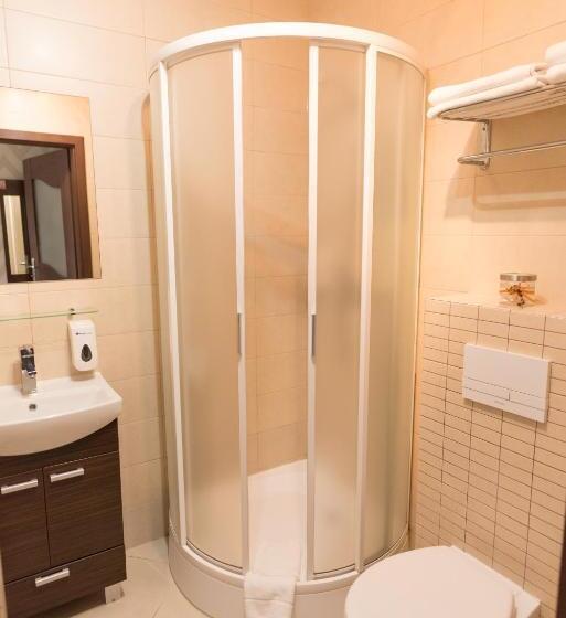 Quarto Estandar, Cynamon