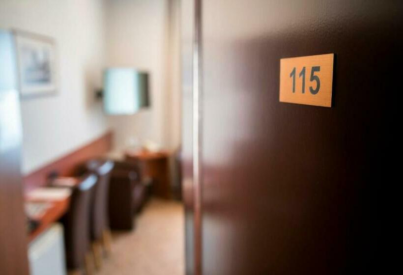 اتاق لوکس با تخت بزرگ, Dom Na Podwalu