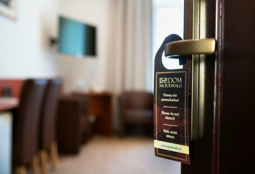 اتاق لوکس با تخت بزرگ, Dom Na Podwalu