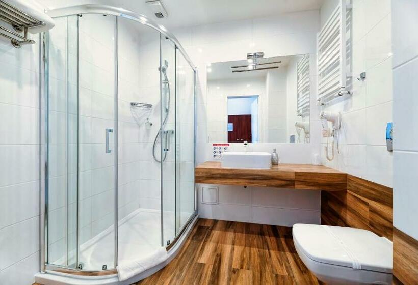 اتاق لوکس با تخت بزرگ, Dom Na Podwalu