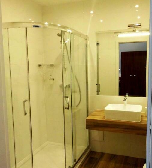 اتاق لوکس با تخت بزرگ, Dom Na Podwalu