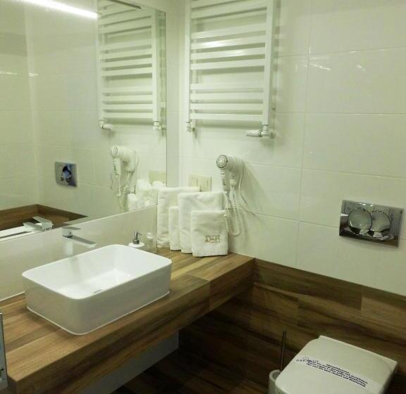 اتاق لوکس با تخت بزرگ, Dom Na Podwalu