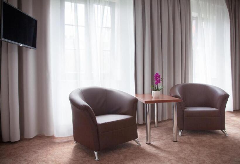 اتاق لوکس با تخت بزرگ, Dom Na Podwalu