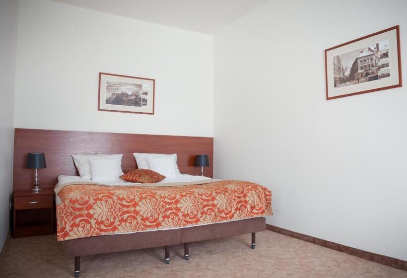 اتاق لوکس با تخت بزرگ, Dom Na Podwalu