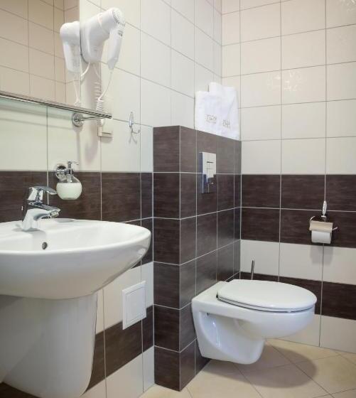 اتاق کلاسیک با چشمانداز شهر, Dom Na Podwalu