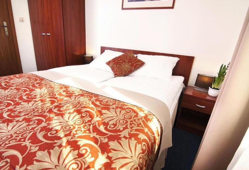 اتاق کلاسیک با چشمانداز شهر, Dom Na Podwalu