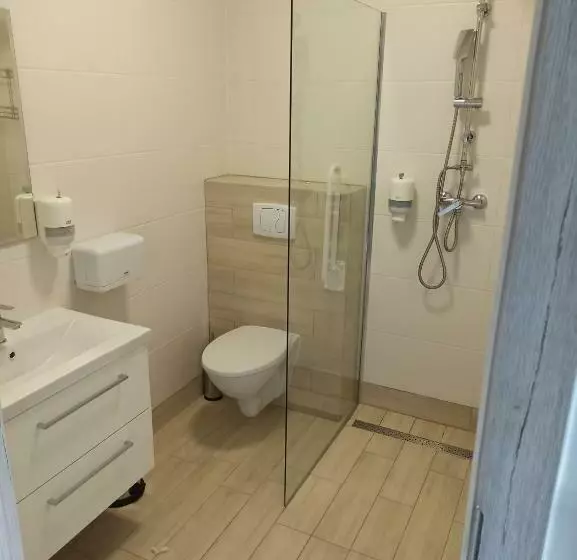Premium Neljän Hengen Huone, Konopielka